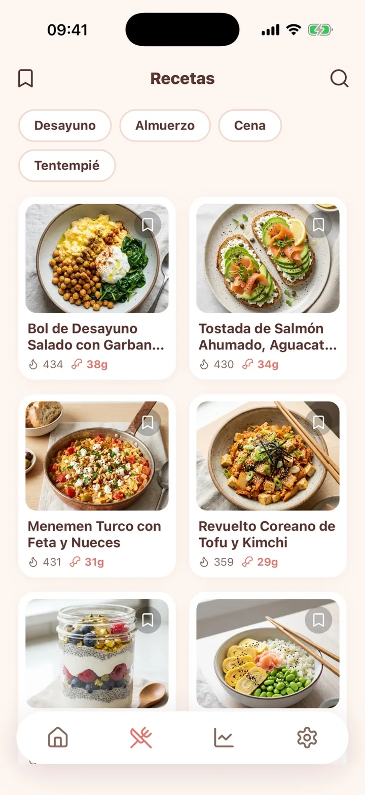 Pestaña Recetas de Peach — tarjetas con foto, calorías y proteína por receta, filtrables por comida.